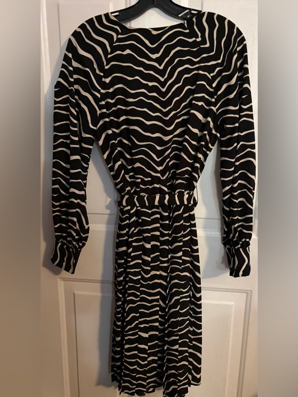 WHO WHAT WEAR Black & White Zebra Print Long Sleeve Pleated w/belt Dress Med - Picture 4 of 7